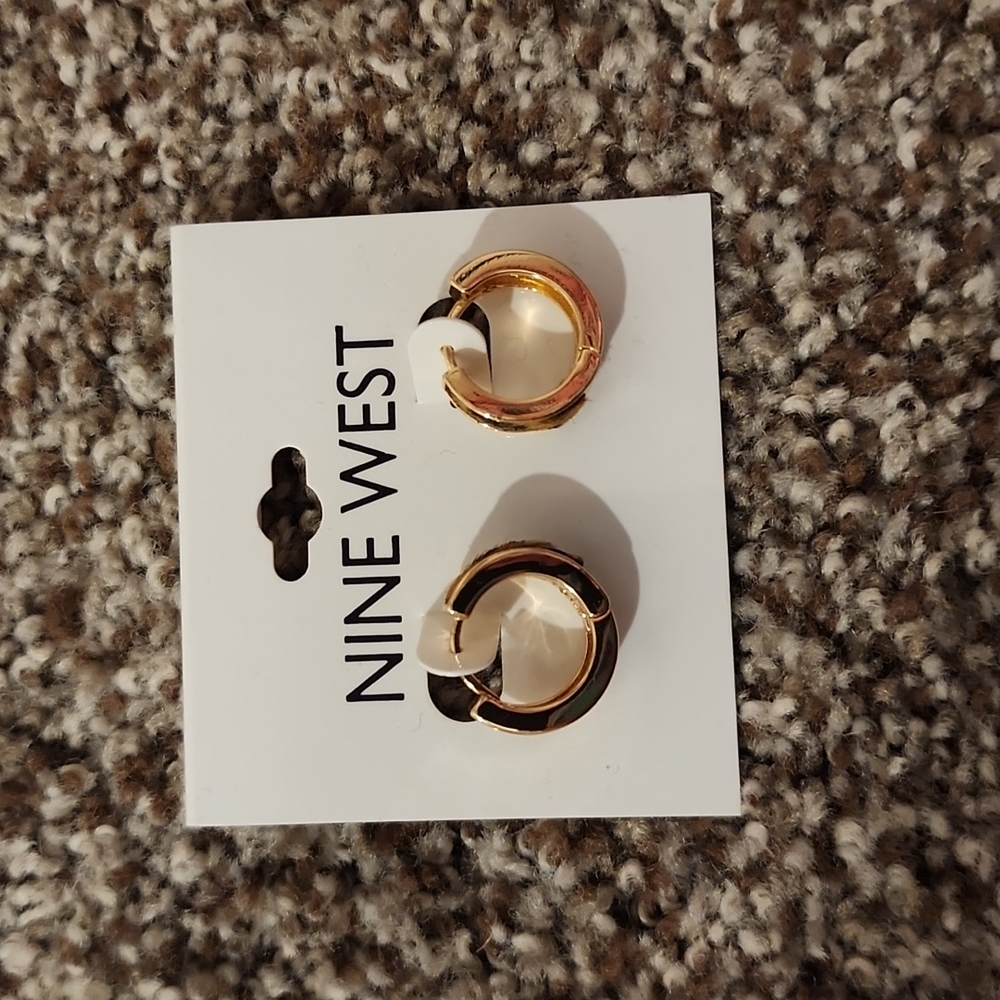NWT Nine West gold tone &cheetah print huggies